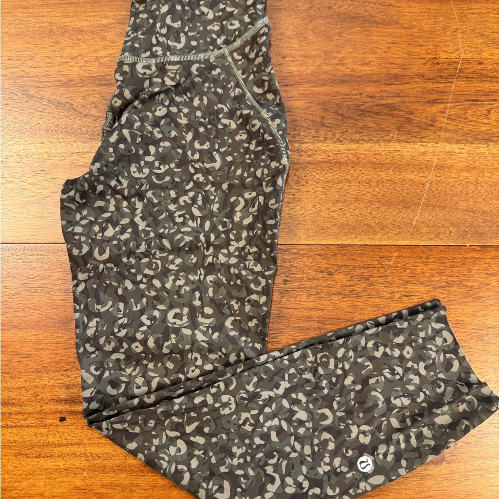 Lululemon wunder under leggings Camo Print size 4